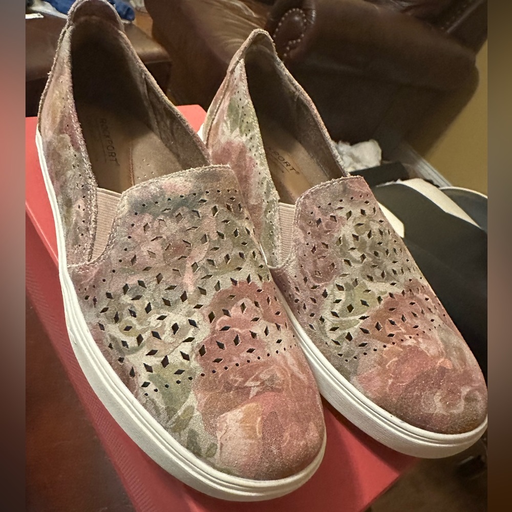 New in box Rockport floral slip ons women’s size 7.5